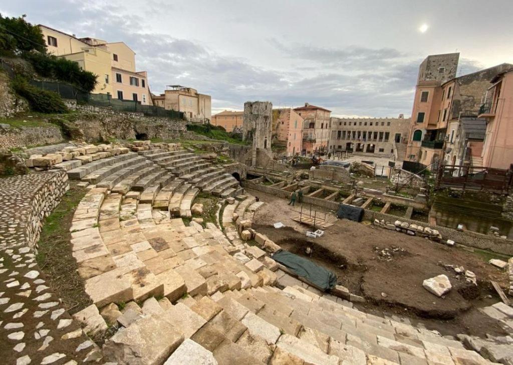 Luxury Suite - Teatro Romano - Duomo - Centro Storico Wi-Fi Terracina Kültér fotó